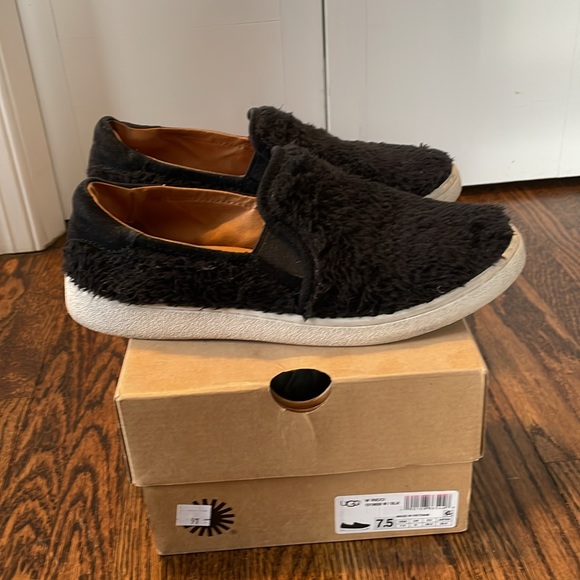Fun comfy UGG Ricci, black slip-on sneakers. Fuzzy on the outside. Size 7 1/2. - Picture 2 of 7
